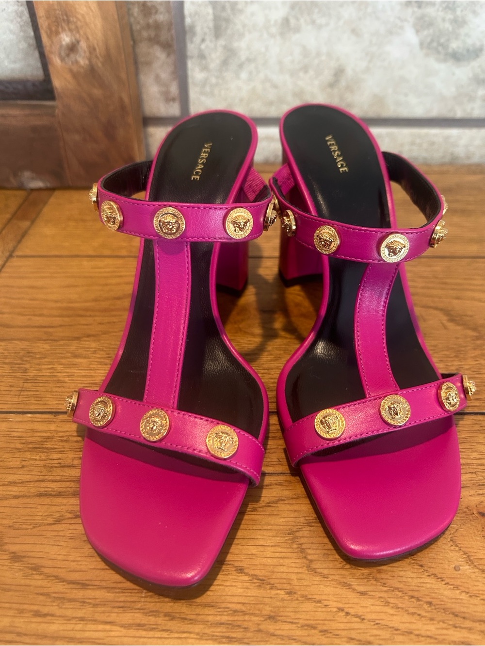 Versace Orchid Medusa Head (gold) Sandals
